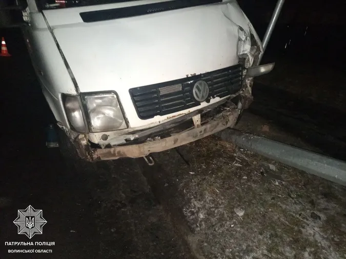 У Ковелі п'яна 21-річна жінка на бусі збила вуличний ліхтар (фото, відео)