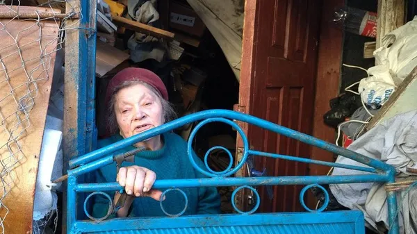 Лучани скаржаться на сім'ю пенсіонерів, які розвели кіз, щурів та безлад на своєму господарстві (відео)