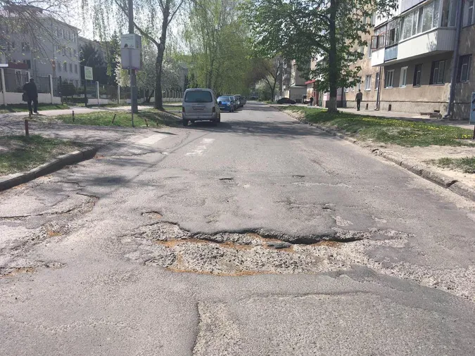 Лучанин просить залатати ямку на проїжджій частині (фото)