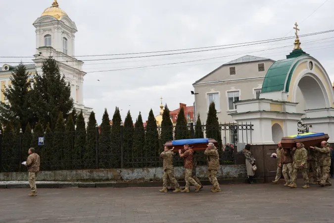 Небо плакало: у Луцьку попрощалися з воїнами Олександром Семенюком та Іваном Кумбровим