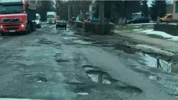 Волинські патрульні шукають і фіксують ями й вибоїни на дорогах (фото)