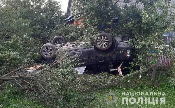 В'їхав у паркан, дерево і перекинувся: на Волині Range Rover злетів з дороги (фото, відео)