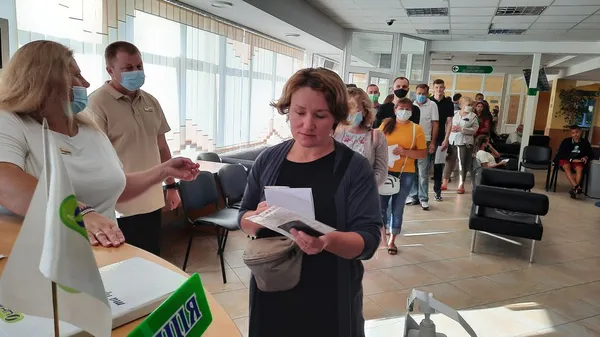 Біля Луцького ЦНАПу щоранку утворюється черга: у чому причина (відео)