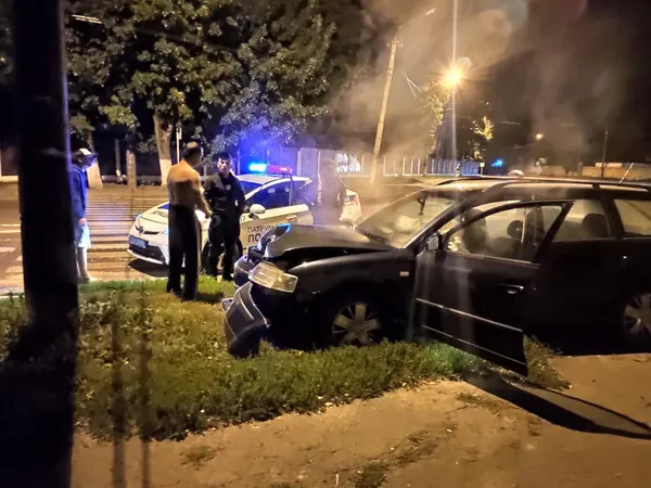 Луцькі гонщики: уночі автомобіль протаранив бетонний стовп (фото)