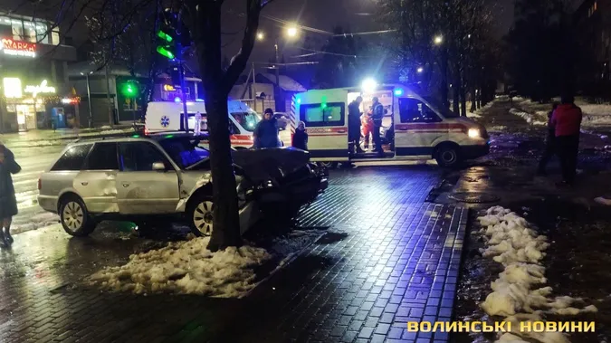 У Луцьку на Відродження Audi А6 вилетіла на зупинку та влупилася в дерево (фото)