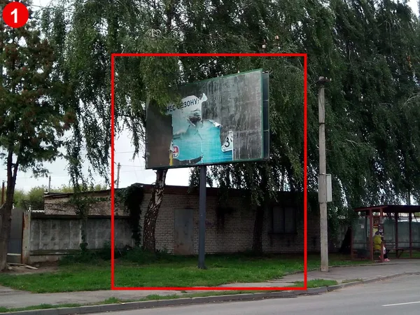 Мінус три: у Луцьку на Соборності і Конякіна демонтували білборди (фото, відео)