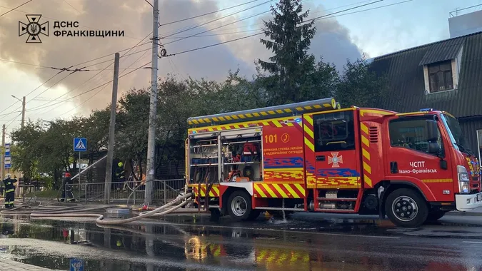 У Франківську сталася масштабна пожежа – згорів двоповерховий паб (фото, відео)