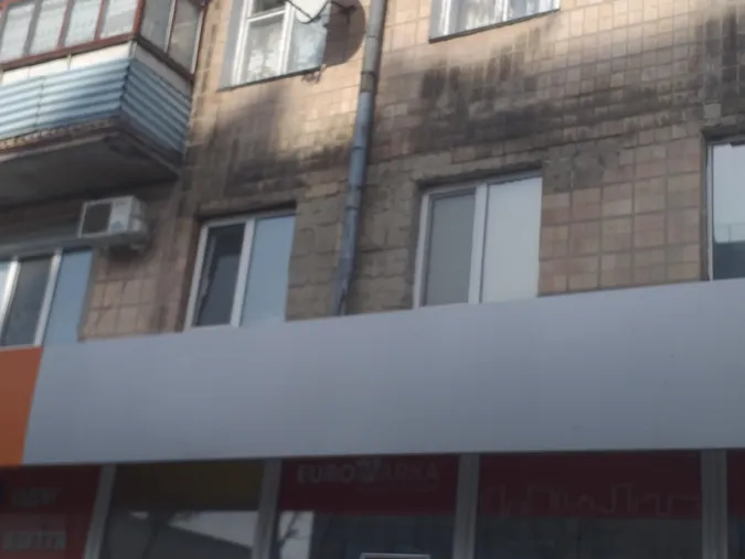 У будинку лучанки тече труба: на стінах утворився грибок (фото)
