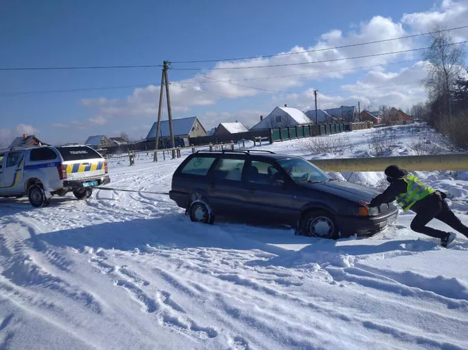 На Волині поліцейські допомогли десяткам водіїв, які потрапили в халепу (фото)