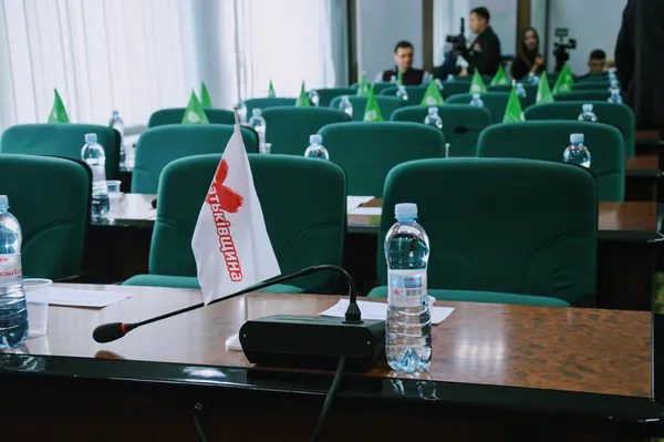 Лівий ряд в сесійній залі, де місця мають «УКРОП» і «Батьківщина», довго залишалися порожніми
