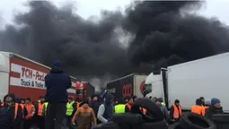Чорні клубки диму: біля "Ягодина" протестувальники палять шини (фото)