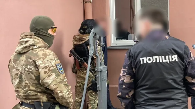 Пістолети, наркотики та димові шашки: у Луцькому районі затримали злочинну групу (фото, відео)