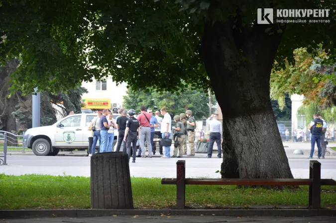 Захоплення заручників у центрі Луцька: що відбувається на місці (ФОТО)