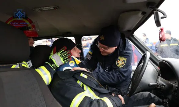 Допомога при ДТП: волинські рятувальники вчилися застосовувати спецобладнання (фото)