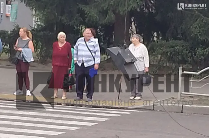 У Луцьку «роги» тролейбуса розбили ліхтар та паралізували рух вулицею (фото)