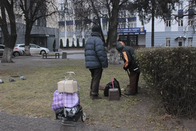 Ожеледиця у Луцьку: місто ледь тримається на ногах (фото)