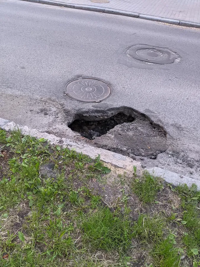 Будьте обережні: луцьких водіїв попереджають про яму на Степана Бандери (фото)