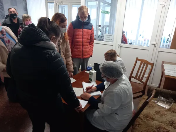 Біля луцького драмтеатру – черга з охочих вакцинуватися (фото)