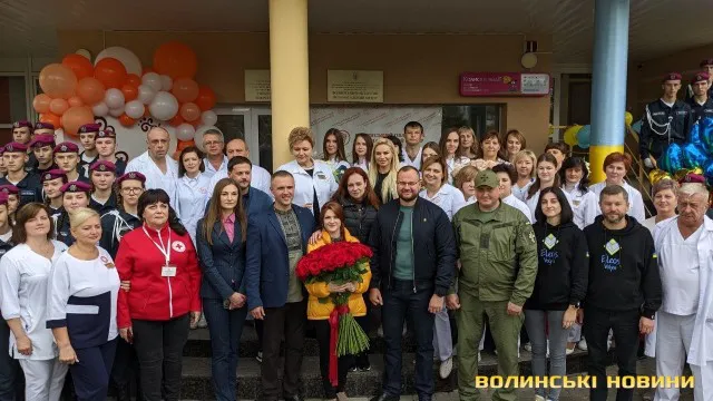 Військового медика Мар'яну Мамонову з донею виписали з пологового у Луцьку (фото, відео)