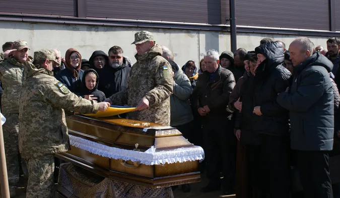 До останнього подиху – за Україну: Рожищенська громада попрощалася з Героєм Сергієм Мандзюком (фото)