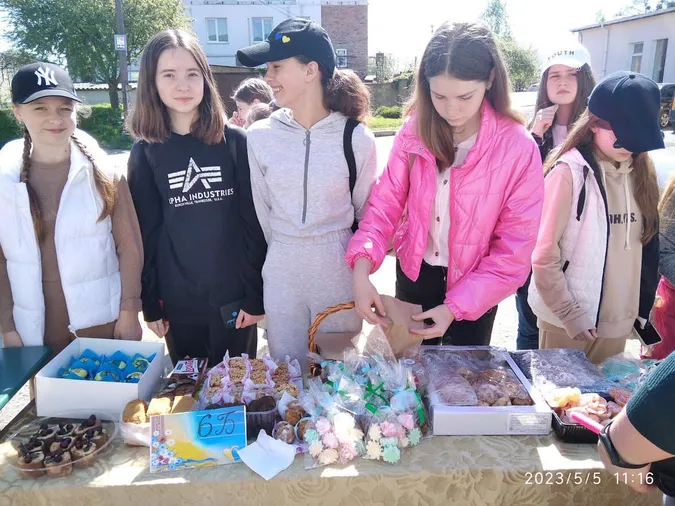 У селі під Луцьком школярі на благодійному ярмарку зібрали понад 70 тисяч на ЗСУ (фото)