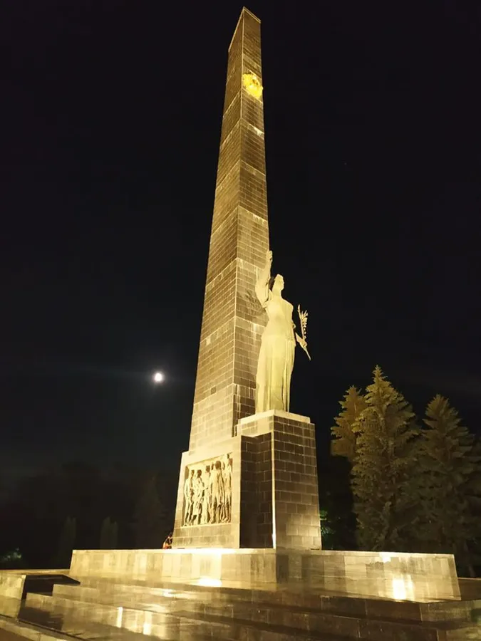 У Луцьку підсвітили пам’ятник Шевченку і стелу на меморіалі (фото)