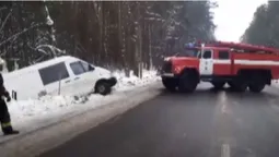 На Волині рятувальники витягнули з кювету бус і легковик (відео)