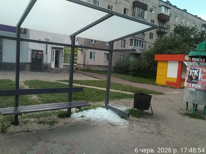 У Володимирі вандали розбили скляну зупинку (фото)