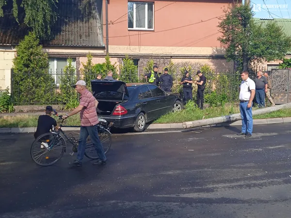 ДТП на Клима Савура у Луцьку: «мерс» зніс стовп (фото, відео)