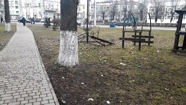 Лучани нарікають, що в «Старому місті» не прибирають сміття і сніг (фото)