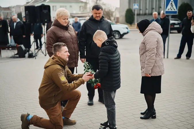 Родині загиблого воїна з Волині Віктора Карпука передали державну нагороду