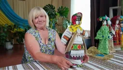 Ляльки-мотанки для перемоги: пенсіонерка з Колодяжного вже 10 років донатить на ЗСУ творчістю