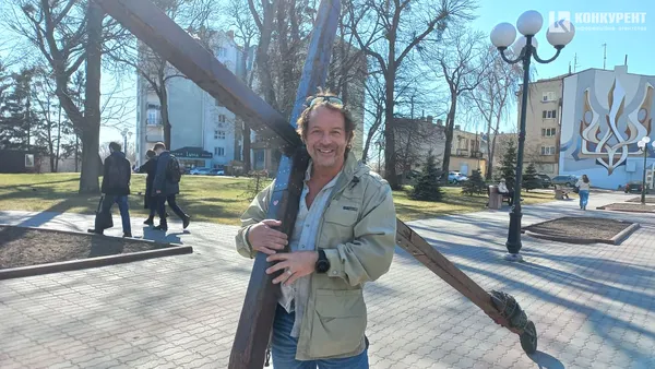 Американець Кіт Віллер несе хрест через Луцьк: чому він це робить (фото)