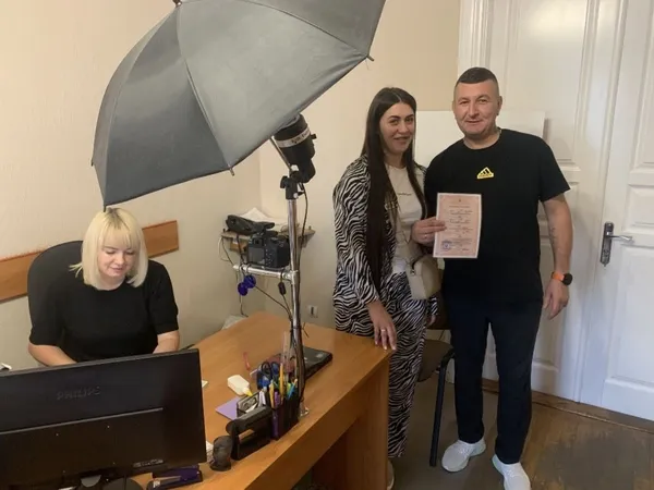 💍Після «так» – за новими документами: молодята з Волині у день весілля завітали до міграційної служби