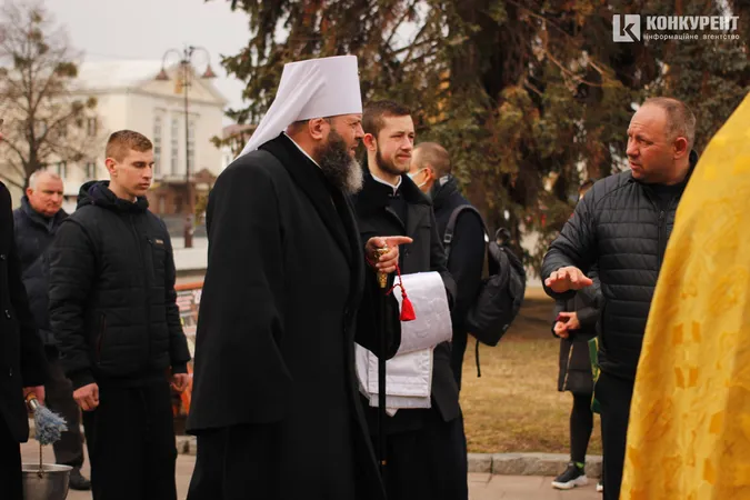 Квіти та сотні людей: у Луцьку вшанували пам'ять героїв Небесної Сотні (фото, відео)