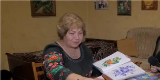 «Квіти мене зачарували»: майстриня з Волині розписує дерев’яні дощечки петриківськими візерунками (відео)