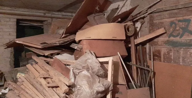 Лучанка влаштувала стихійне звалище у підвалі (фото)