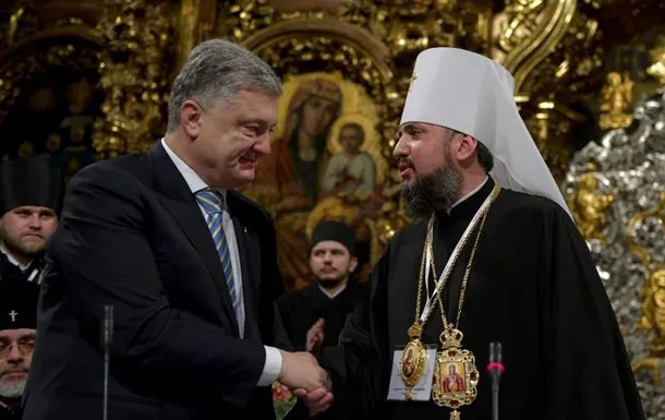 Порошенко з Епіфанієм разом внесли томос до Софійського собору