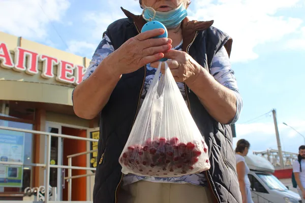 За скільки можна купити ягоди у Луцьку (фото)