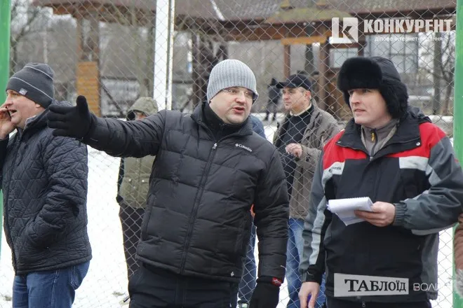 Головний юрист корпорації Сергій Супрунюк щось пояснює директору компанії «Soft West» Дмитру Гаврилову

