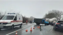 На автодорозі Луцьк – Горохів зіткнулися дві вантажівки й легковик: є постраждалі (фото, відео)