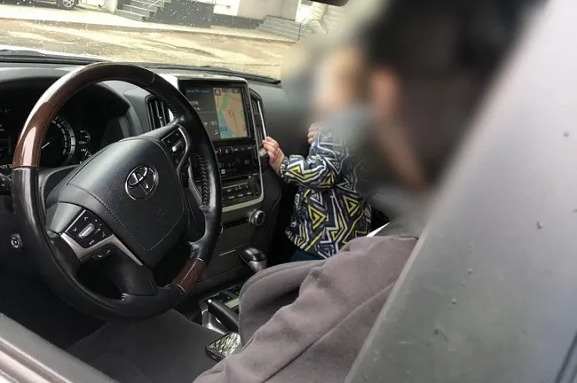 Малюк стояв у салоні авто: на Волині покарали водійку без автокрісла (фото)