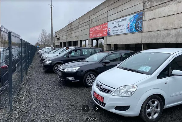 Невелика комерційна парковка Авто-Сіті на Індустріальній. Фото із Google Maps