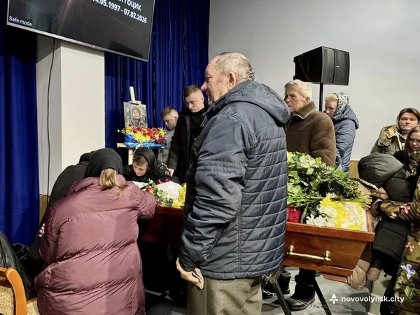 Назавжди 28: у Нововолинську попрощалися з воїном Андрієм Гоциком (фото)