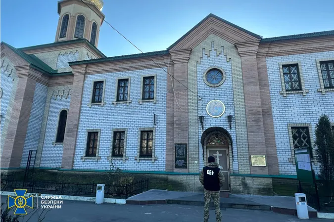 СБУ прийшла до УПЦ «МП» на Полтавщині: шукають «русскій мір» (фото, відео)