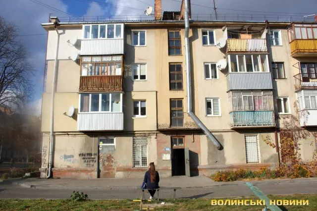 Мати померлої 8-річної лучанки кидалася на сусідів та гола бігала двором – сусіди