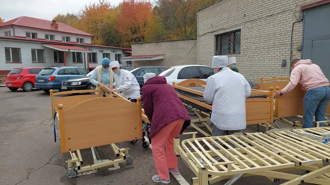 Матраци, візки та ліжка: луцька лікарня отримала благодійну допомогу (фото)