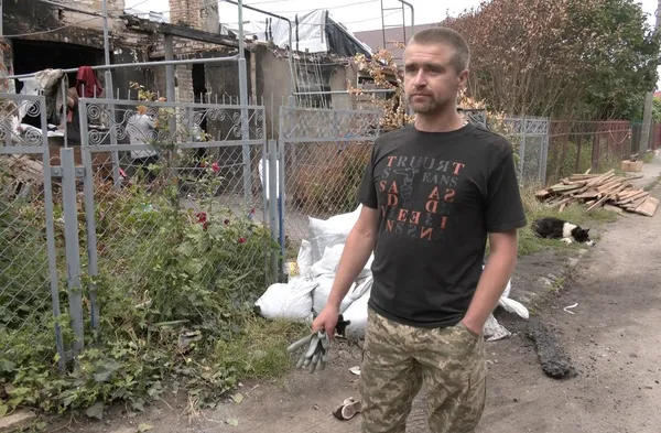 Поки одні руйнують – інші рятують: у Луцьку люди розбирають знищений атакою будинок (фото)
