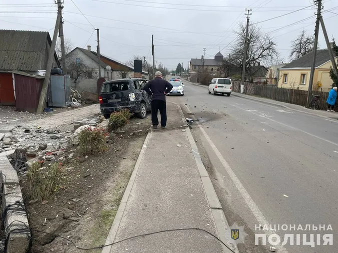 У Луцькому районі авто збило юнака на тротуарі (фото)