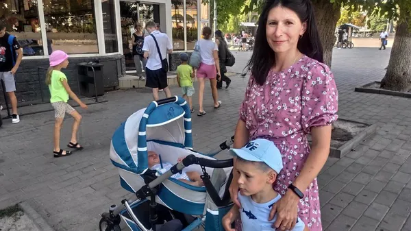 У Луцьку хлопчик-переселенець з Бучі збирає гроші для ЗСУ грою в шахи (відео)